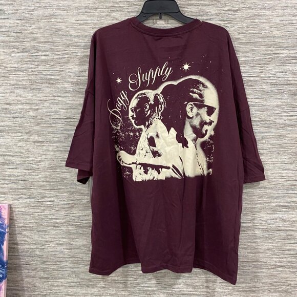 Dogg Supply Mens Burgundy Snoop Dogg Graphic Tee Short Sleeve T-Shirt 2XL NWT - Picture 1 of 6